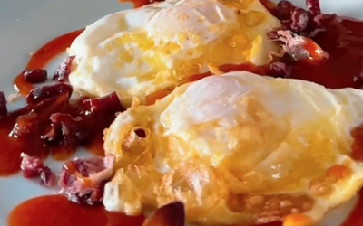 Huevos rotos con jamón y emulsión Tomati&Co