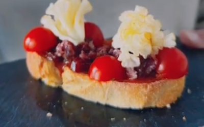 Tosta de cherrys, jamón, queso y emulsión